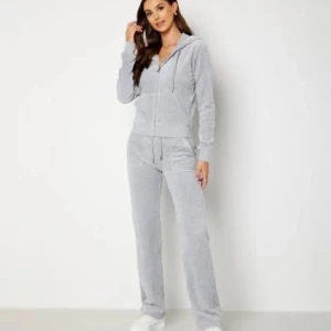 Juicy couture set  - Säljer mitt juicy couture set för att jag inte använder de längre. Tröjan är s och byxorna är xs. Säljer de tillsammans för 1000kr💕