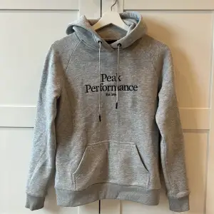 Grå peak performance hoodie i storlek Small. Hoodie är i fin kvalité. Köparen står för frakten. pris kan diskuteras😊