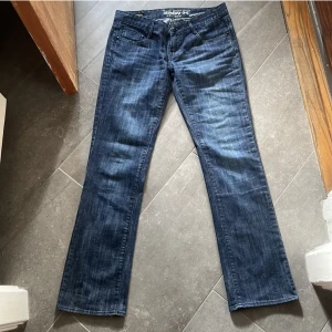 low rise jeans - jag köpte dem på plick, bilderna är från henne jag köpte av men om du vill ha mer bilder/ bilder från mig så kan du skriva. Använda av mig 2gnr ish, dem är ganska stretchiga så ja skl säga att dem passar XS-S-M. Köpte dem för 190kr + frakt = 265kr!