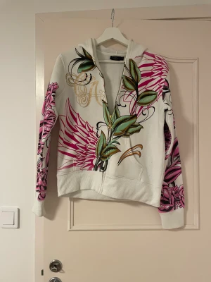 Vintage kofta - Säljer denna äkta vintage Christian audigier koftan med strass (priset kan diskuteras)💖