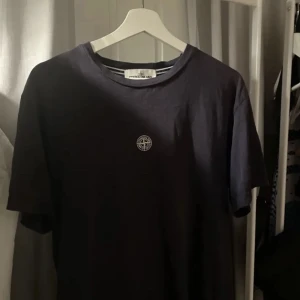 Stone Island tröja - Stone Island T-shirt. Size M men passar även S. Tröjan är solblekt och har några små lagade hål (därav priset). Skriv för mer bilder