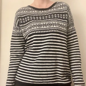 Svartvit stickat tröja med mönster - Svart och vit mönstrad stickad tröja, så nice nu till vintern. Använd en del men bra skick, varm och skön. Jag brukar ha storlek s-m och den sitter lite oversized. Kan mötas nära Mariatorget eller posta. 
