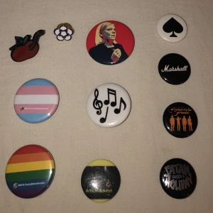 Random pins / knappar!  - Säljer pins som jag antingen har dubbletter av eller som ej kommer till användning. 🫶Är du intresserad av att köpa en eller flera av dom, skicka ett meddelande till mig så löser vid det! Frakt 15 kronor, sista pinnen för 40 finns ej kvar ❤️