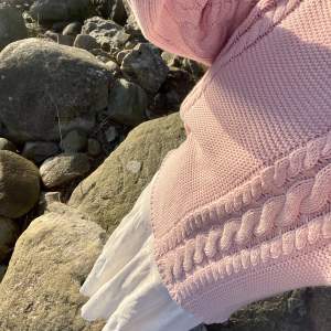 chunky cable knitted sweater från Gina Tricot i storlek M. Använd max 2 gånger. Slutsåld på Ginas hemsida. Nyskick.