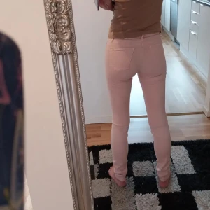 Calvin Klein Jeans  - Laxrosa Calvin Klein Jeans. Jättesköna, använda ett fåtal gånger då dem är för långa för mig.  Nypris 1599:-  Storlek W25 L34  Dem är strech.