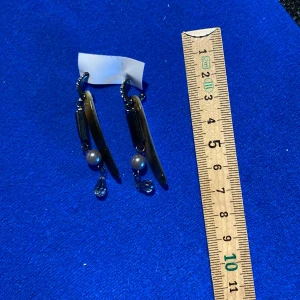 Örhängen - Ett par vackra örhängen med abalonisnäcka, halvädelstenar och swarovskikristaller. Oanvänt. 