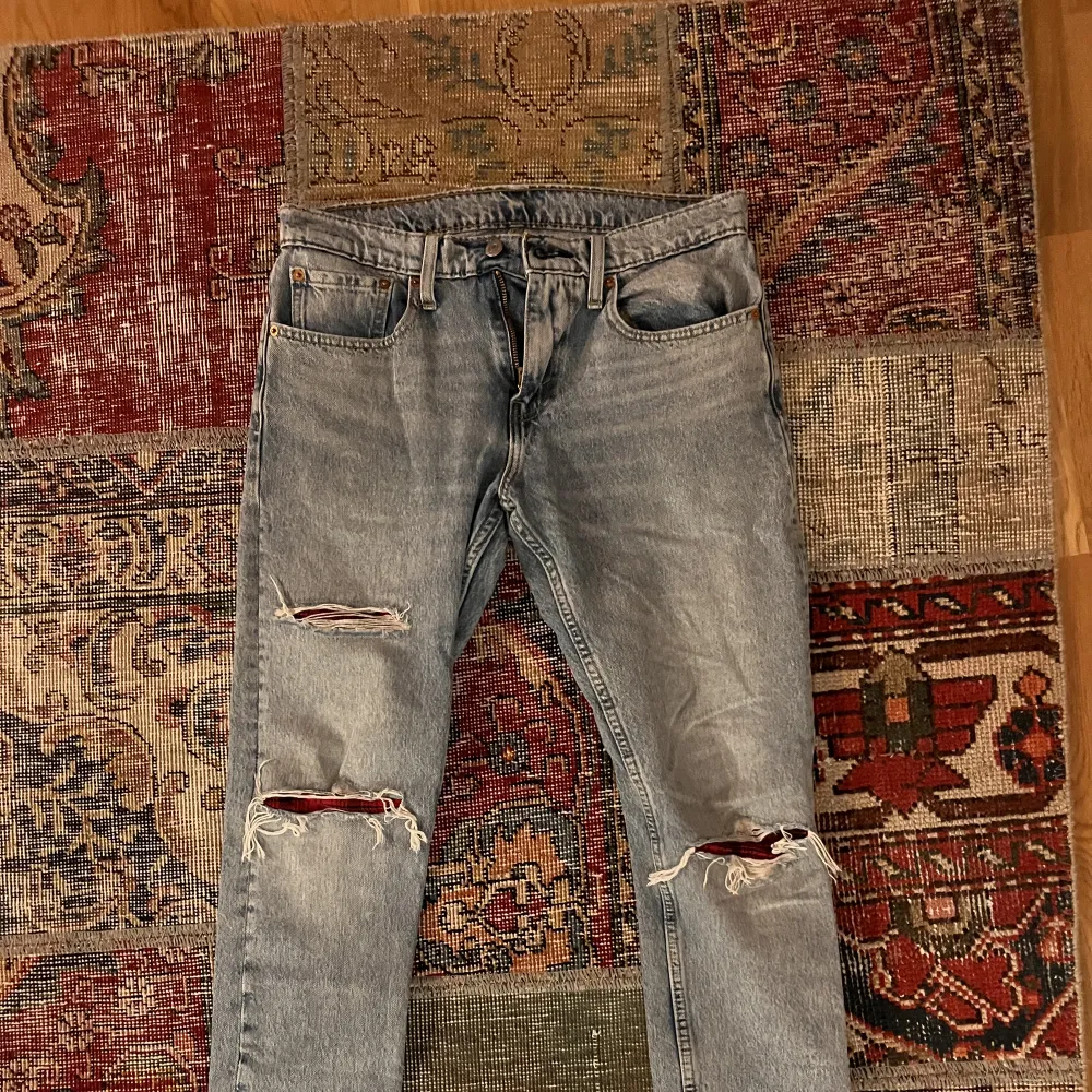 Ljusa Levi's 512 jeans med en karaktäristisk patina av slitage. Trots detta är de i mycket bra skick. Storlek 31/32. Perfekt för den som uppskattar vintagekänslan med Levi's kvalitet.. Jeans & Byxor.
