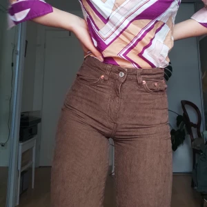 BRUNA MANCHESTERBYXOR - Så snygga bruna manchesterbyxor!!!! Straight leg (bild 2 visar bäst byxslutet men har fler bilder på lager!), och högmidjade. Jag är vanligtvis 36 i byxor så dessa är lite tajta (XXS men stora i storleken) men passar garanterat XS och liten S. 