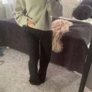 Mörk blå kostymbyxor  - Mörkblå lågmidjade kostymbyxor, strl s/m. Lite slitna längst ner pga för långa men går att klippa bort💕