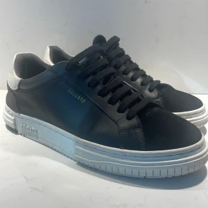 Sneakers  - I fint skick! En liten skada fram på som inte syns på avstånd . Syns på foto Köpta i våras för 2700kr