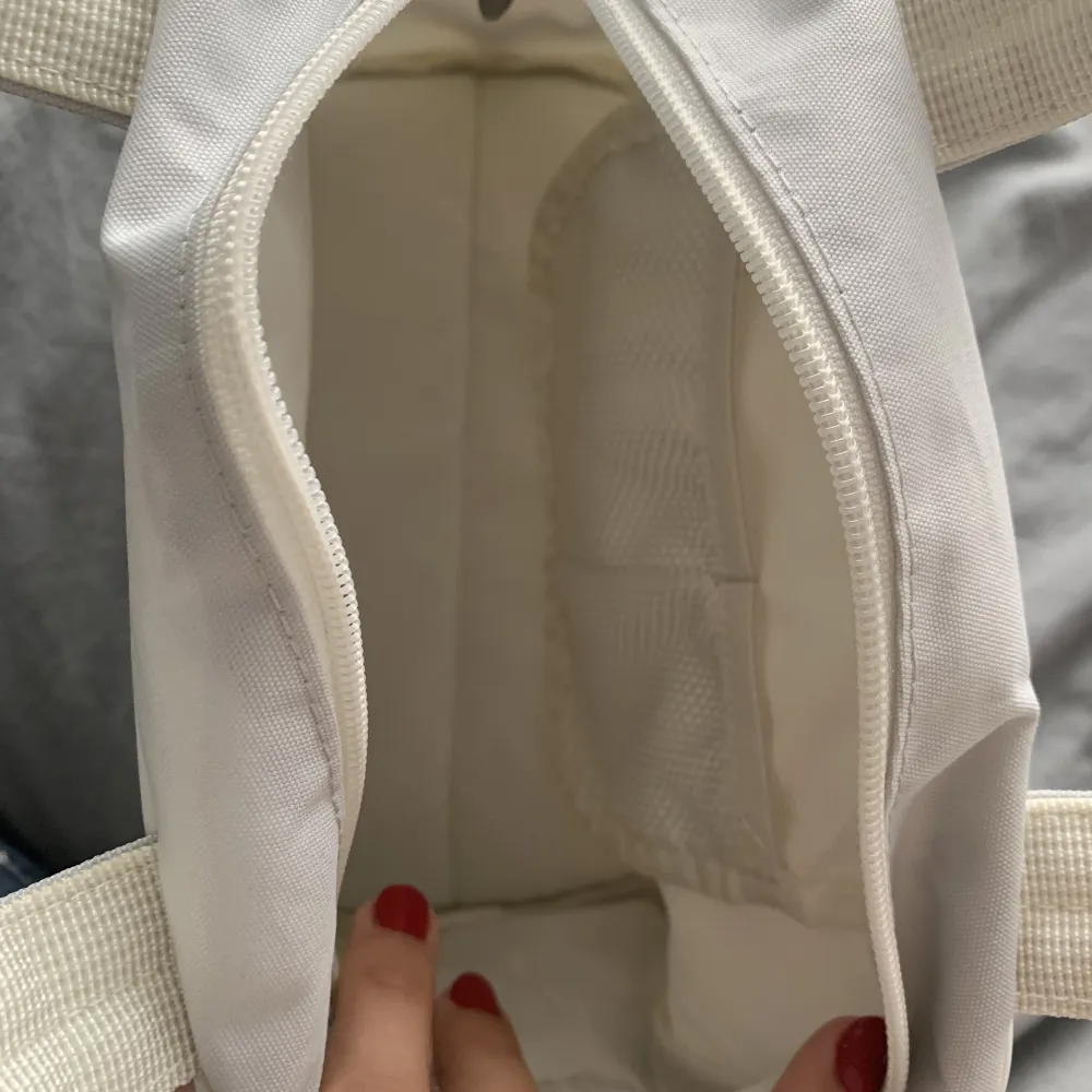  Jättefin vit Nike väska med rosa Nike detaljer nästan helt oanvänd. Har du ett litet fack inne.. Väskor.