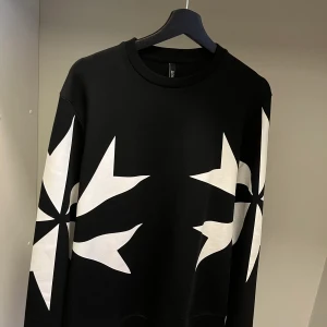 Neil Barret star graphic print - strl M i svart, Cond 9/10 knappt använd! Nypris 3000kr