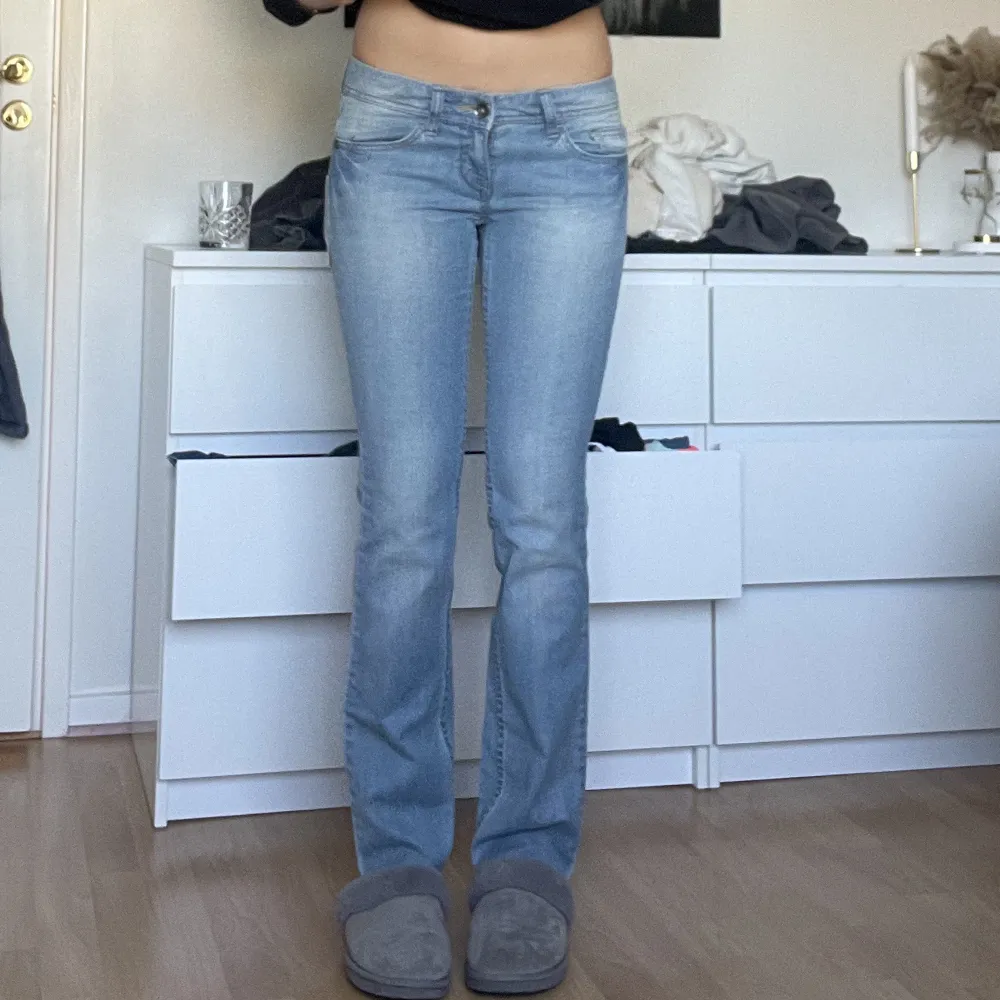 Säljer dessa nya jeans från esprit! Innerbensmått 82 cm, midjemått 39 cm! Jag är 172 cm för referens💕. Jeans & Byxor.