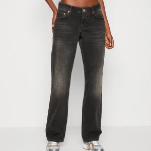 Weekday arrow low jeans 27/34 - Säljer dessa jeans🩷 i färgen noir black , skicka om ni vill ha mer bilder