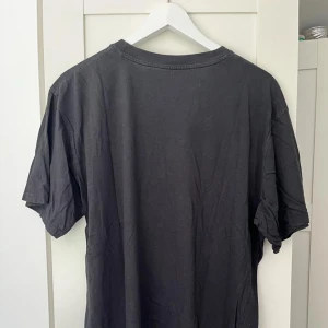 SOC T-SHIRT  - STORRENSNING!! Säljer denna SOC T-shirt! Nån annan kanske kommer få mer användning av denna