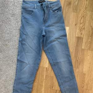 Blåa jeans från fitjeans.se Helt nya endast testade och säljer för bra pris då jag vill få bort! Väldigt strechiga och sitter bra i rumpan