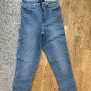Fit jeans blå - Blåa jeans från fitjeans.se Helt nya endast testade och säljer för bra pris då jag vill få bort! Väldigt strechiga och sitter bra i rumpan