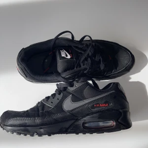 Nike air Max 90 - Mycket fint skikt och använda sparsamt. Köpt på footlocker för 1200kr