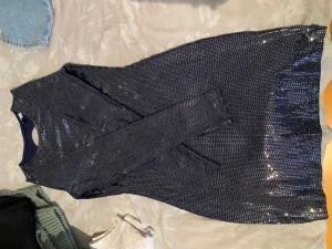 H&M klänning - Säljer min fina klänning från H&M. Helt ny bara använt en gång hittills. 