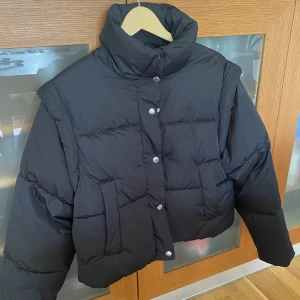 Puffer jacket svart stl s - Puffer jacket svart storlek s från Gina. Köpt 2022 och använd några få gånger. 