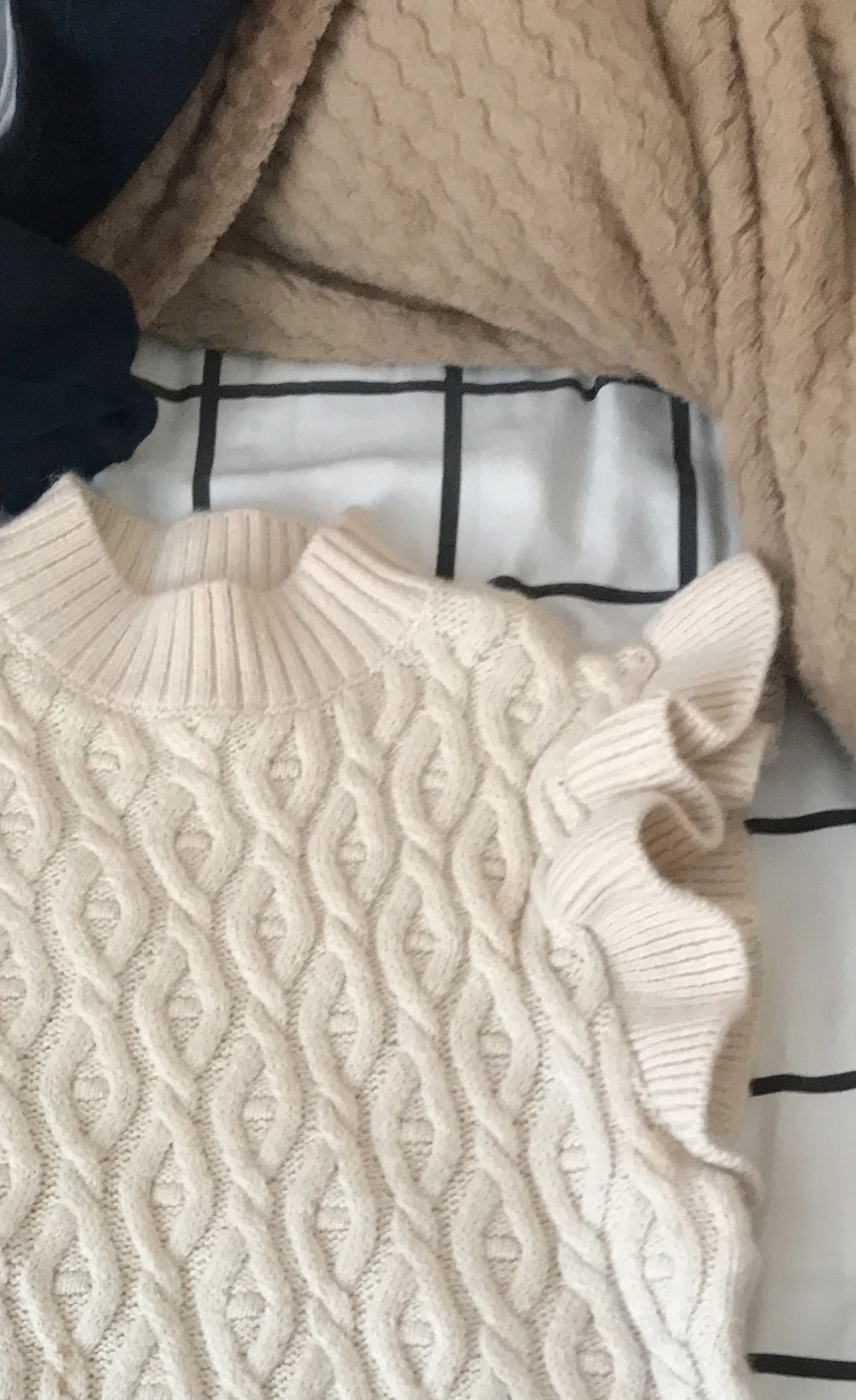 Stickad volang tröja 