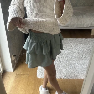 Volangkjol  - gullig volangkjol som knappt är använd!😍💋💕 storlek 36, men passar 34 också! 