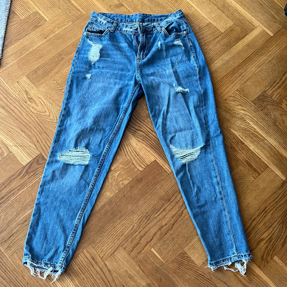Jeans i storlek S nytt skick. Använda 1 gång och kan skickas fler bilder vid intresse . Jeans & Byxor.