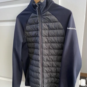 Hybrib jacka  - Säljer min peak performance hybrid jacka då den blivit för liten! Inköpt för 1700kr