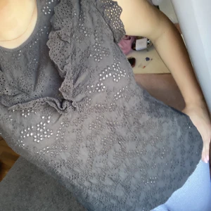 super fin topp! - Säljer min spettstopp, jätte fin å knappt använd💕