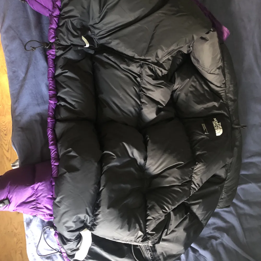 En lila northface pufferjacket i storlek L. Perfekt för höst och vintern.. Jackor.