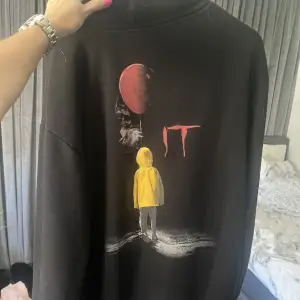 Svincool hoddie med ”it” tema⚡️💥 Går inte att få tag på längre och är så gott som ny💋 Jag köpte den i xl för ville ha den lite oversize och sitter snyggt på mig som är ca 160❤️‍🔥