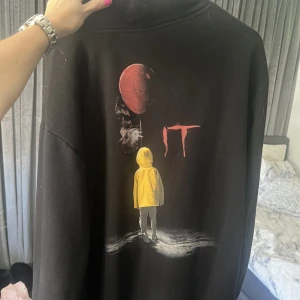 Hoddie  - Svincool hoddie med ”it” tema⚡️💥 Går inte att få tag på längre och är så gott som ny💋 Jag köpte den i xl för ville ha den lite oversize och sitter snyggt på mig som är ca 160❤️‍🔥