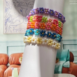 Blomarmband  - Egengjorda blomarmband.  1. Lila  2. Multi 3. Rosa/Orange 4. Blå  5. Vit/beige   1st för 70kr 2st för 120kr  3st för 180kr 