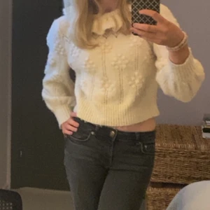 Fin stickad tröja - Säljer min stickade tröja då den inte kommer till användning. Den är i fint skick, inga defekter. Storlek 152 cm. Men passar mig som är 170 lång💕  Frakt tillkommer📦