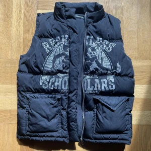 Scholars Divorce Puffer Vest  - Köpt från en reseller från FB, inga flaws och bra kondi då jag har tagit om västen! 