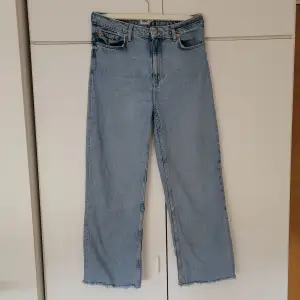 Blåa jeans från Lager 157 i storlek M och modellen Lane. Längd från midja till benets slut är 94 cm. Innerbenslängden är ca. 65cm. Högmidjade och har fransar nedtill. Fickor både bak och fram. Säljer pga. de är lite för korta för mig. 