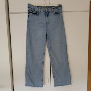 Jeans - Blåa jeans från Lager 157 i storlek M och modellen Lane. Längd från midja till benets slut är 94 cm. Innerbenslängden är ca. 65cm. Högmidjade och har fransar nedtill. Fickor både bak och fram. Säljer pga. de är lite för korta för mig. 