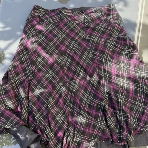 Emo kjol - fett häftig lite grunge emo kjol. Går typ lite över knäna, liksom två lager kjol.