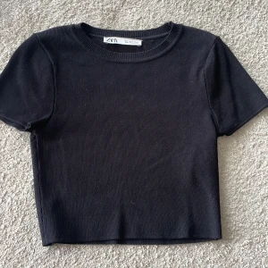 svart zara topp - magtröja - svart topp från zara, använd ett fåtal gånger💞säljer den då jag inte använder magtröjor