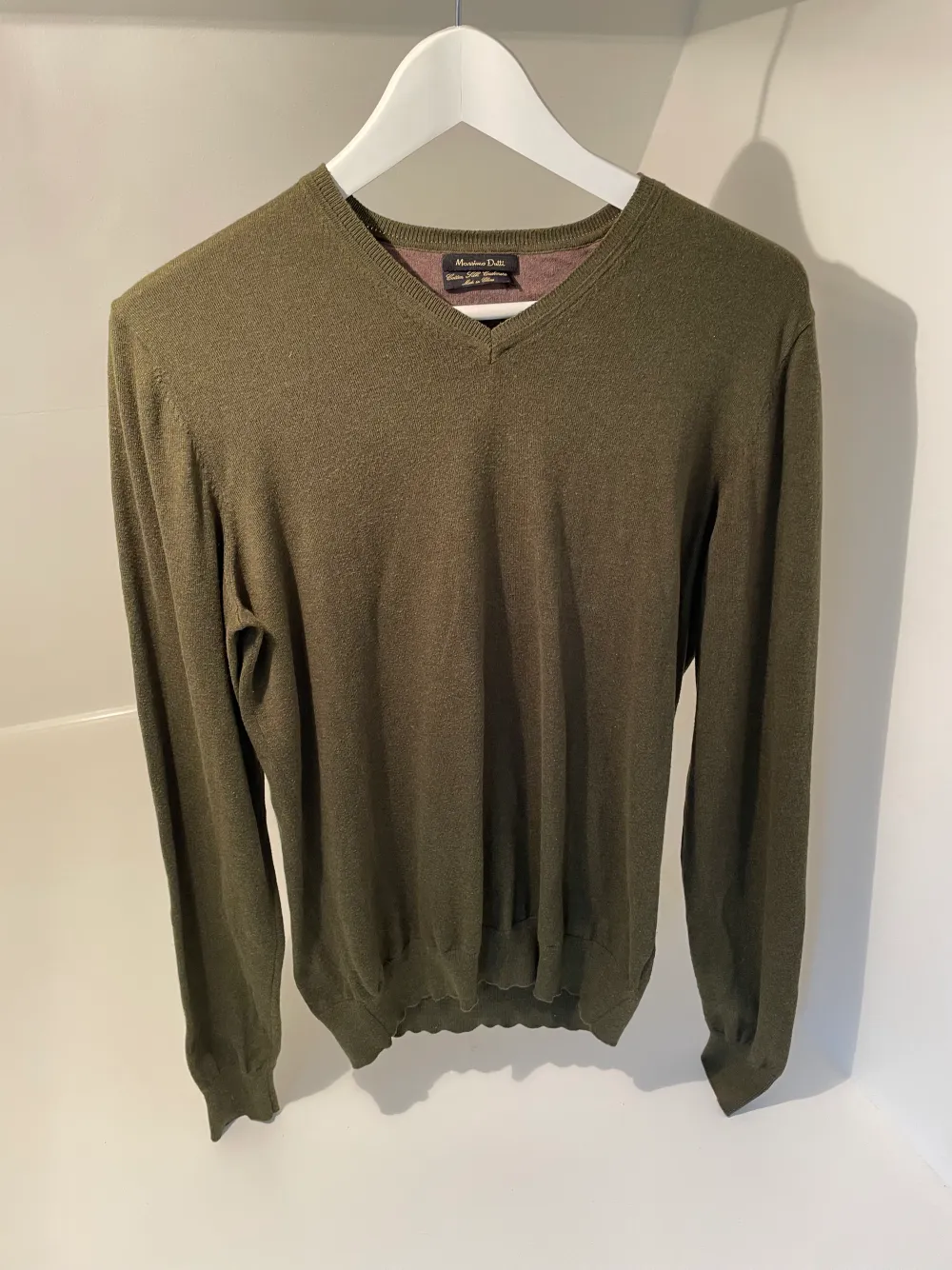 Säljer denna V-ringade mörkgröna Massimo Dutti tröjan med lappar på armbågarna. Storleken är Small.  Hör av dig vid frågor eller om du vill ha fler bilder. Köparen står för frakten.. Tröjor & Koftor.