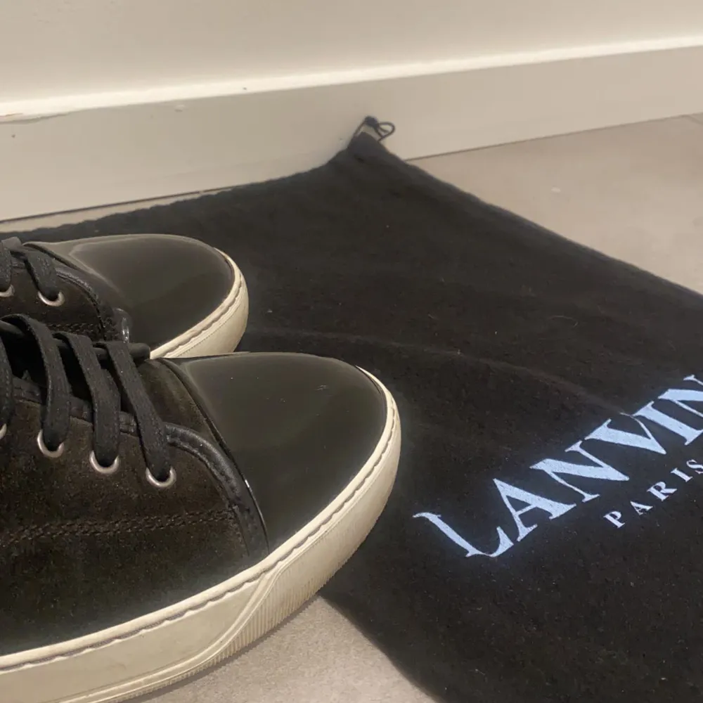 Ett par riktigt snygga Lanvin skor i färgen svart. Skick: 8,5/10, nypris: 4 300 kr. De är i storlek 8 Uk vilket motsvarar cirka storlek 43. Endast dustbag medföljs. Hör av dig vid frågor och funderingar!🙌🏽. Skor.