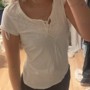vit topp  - En vit tshirt med söta paljetter och typ en slags brodering i strl S 