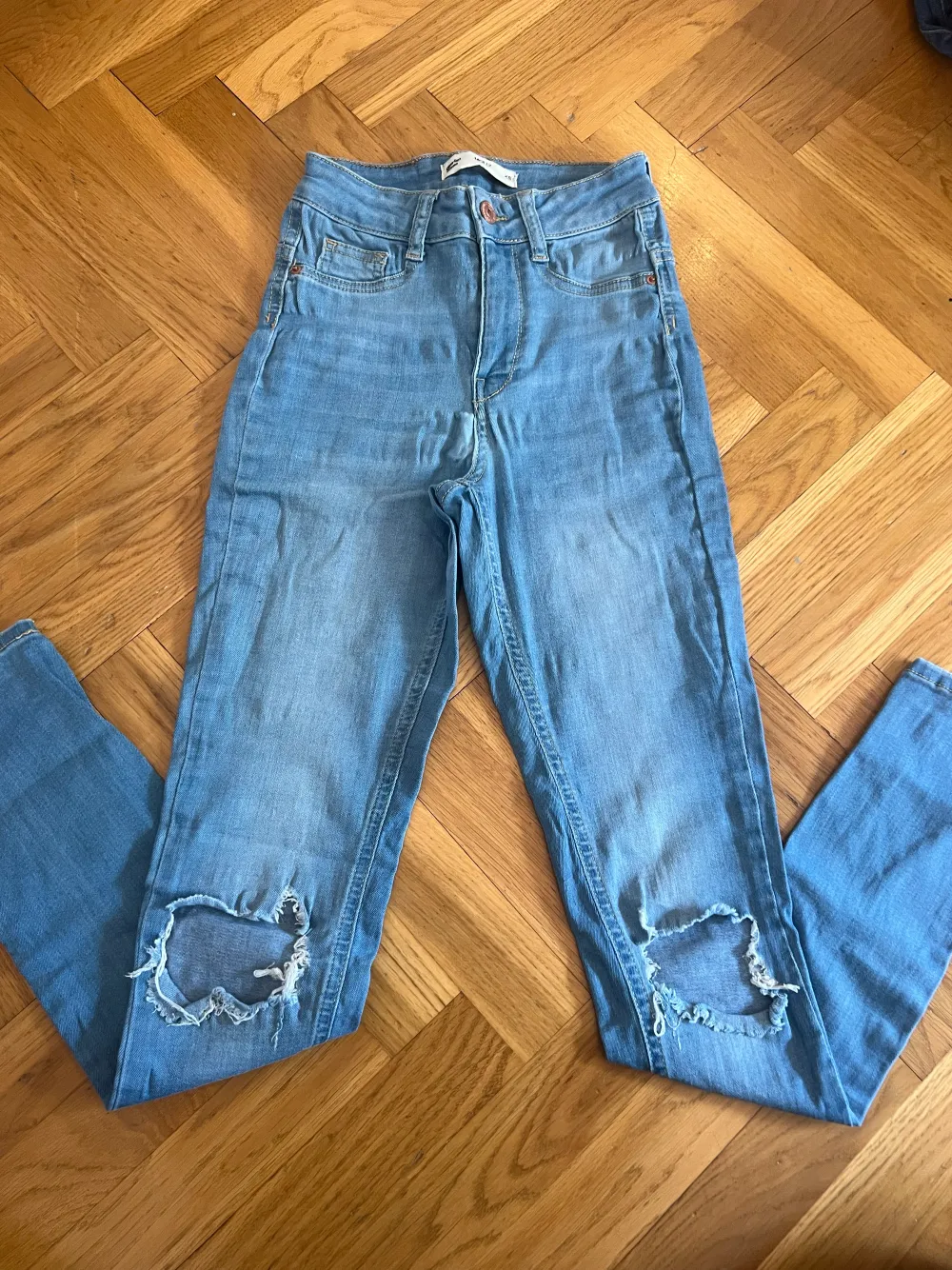Fina jeans från Gina Tricot i strl xs. Jeans & Byxor.