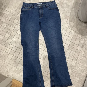 Blåa jeans från John Baner - Jeans från John Baner som är stetchiga med hög midja 