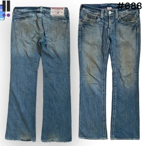 True religion jeans #688 - True Religion jeans i model Bobby Big T 💜 Tag 33W 💜Midja (rakt över) 46cm 💜 Innerben 83cm 💜 Ytterben 111cm 💜 Benöppning 24cm 💜 nedgångna, fläckar 💜Våra mått blir W=36, L=32 💜 Men jämför alltid måtten💜688