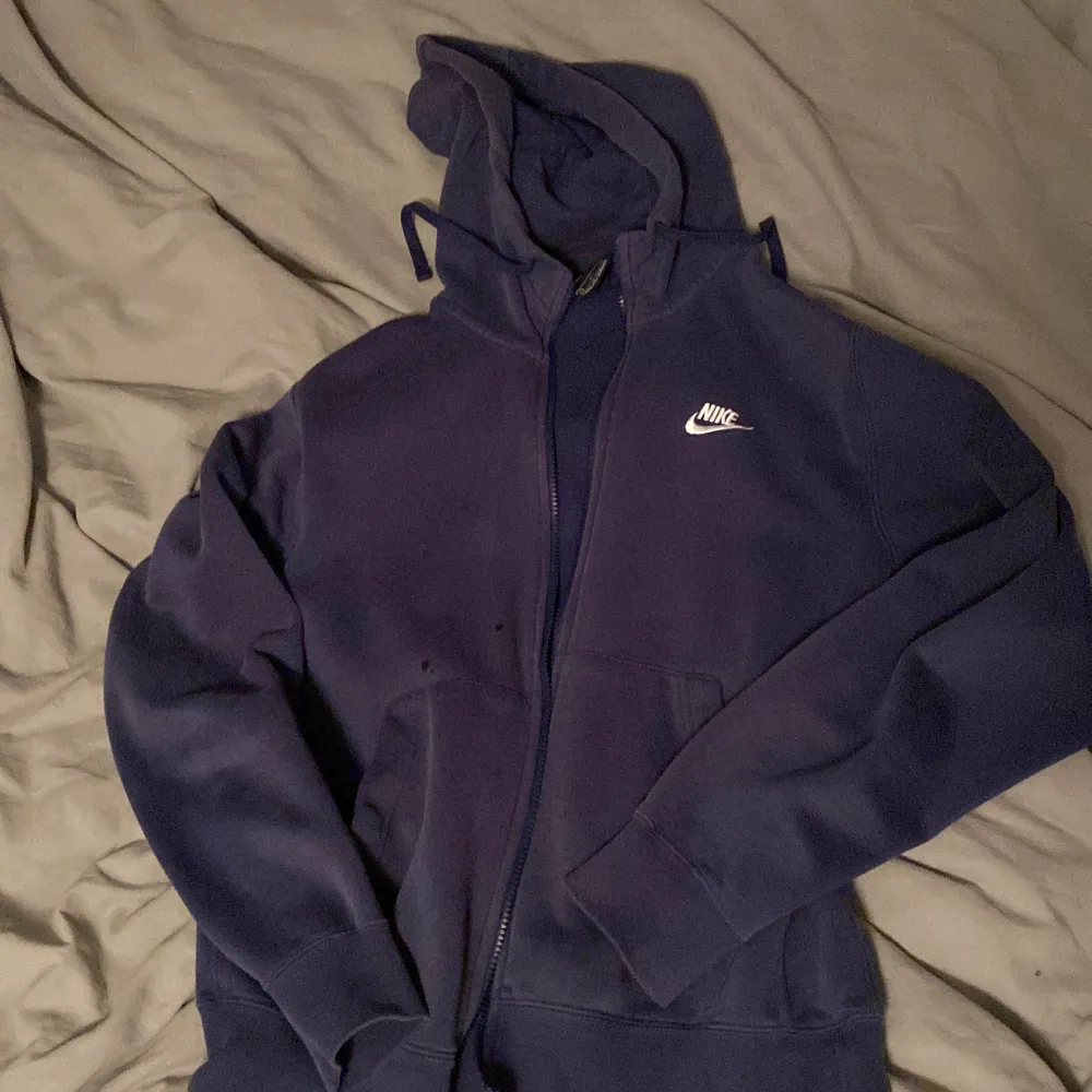 Säljer min märkblåa zip hoodie i storlek S som är i väldigt bra skick👌Skulle säga att den är mellan S och M pris kan diskuteras vid snabb affär.. Hoodies.
