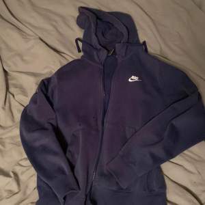 Säljer min märkblåa zip hoodie i storlek S som är i väldigt bra skick👌Skulle säga att den är mellan S och M pris kan diskuteras vid snabb affär.