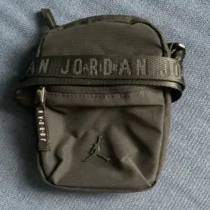 Svart justerbar Jordan väska. Topp skick har använt Max 5 gånger. Köpt på JD.