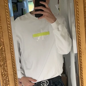 Calvin Klein hoodie - Säljer min Calvin Klein hoodie eftersom jag inte direkt har någon användning för den. Den är aldrig använt (förutom på bilden) skriv gärna i PM vid fler frågor :)