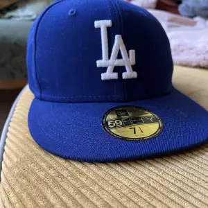 New era baseball keps, LA i blå. Storlek 7 1/4. Som ny. Postar den i en skokartong så den inte skadas i posten. 💕💕